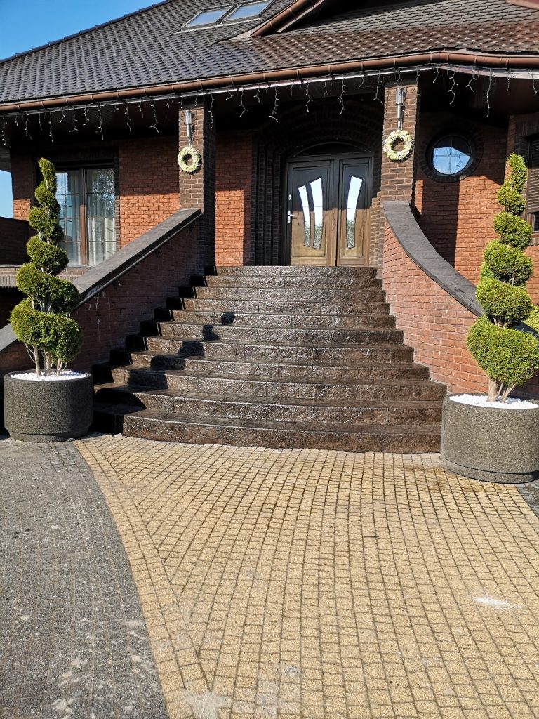beton stemplowany, schody zewnętrzne, wykończenie ogrodu, wykończenie podjazdu oraz wejścia do domu, elegancki styl
